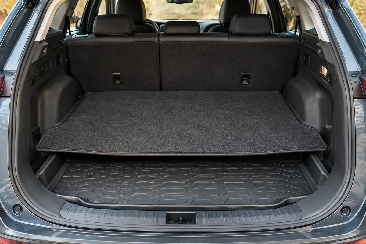 Tapis et bac de protection installés dans le coffre d’une voiture