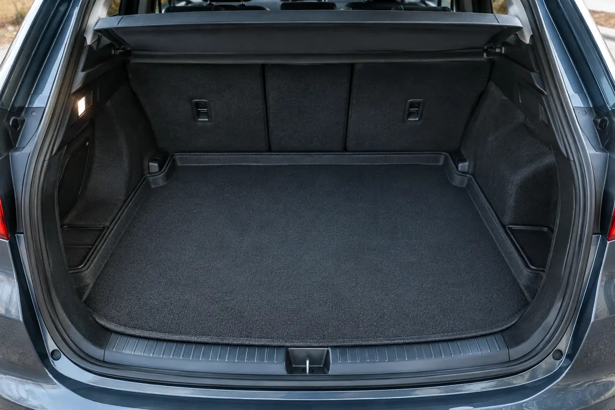 Tapis sur mesure posé sur le plancher du coffre d’une voiture