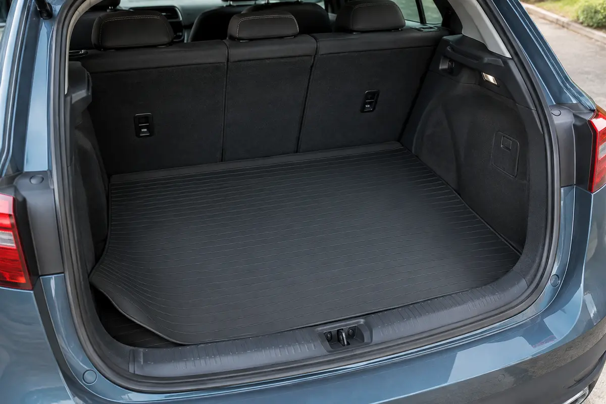Tapis de coffre universel plat et souple, sans rebords, posé sur le plancher d’un coffre ouvert