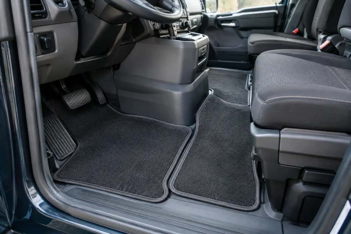 Tapis de sol dans la cabine spacieuse d’un camion