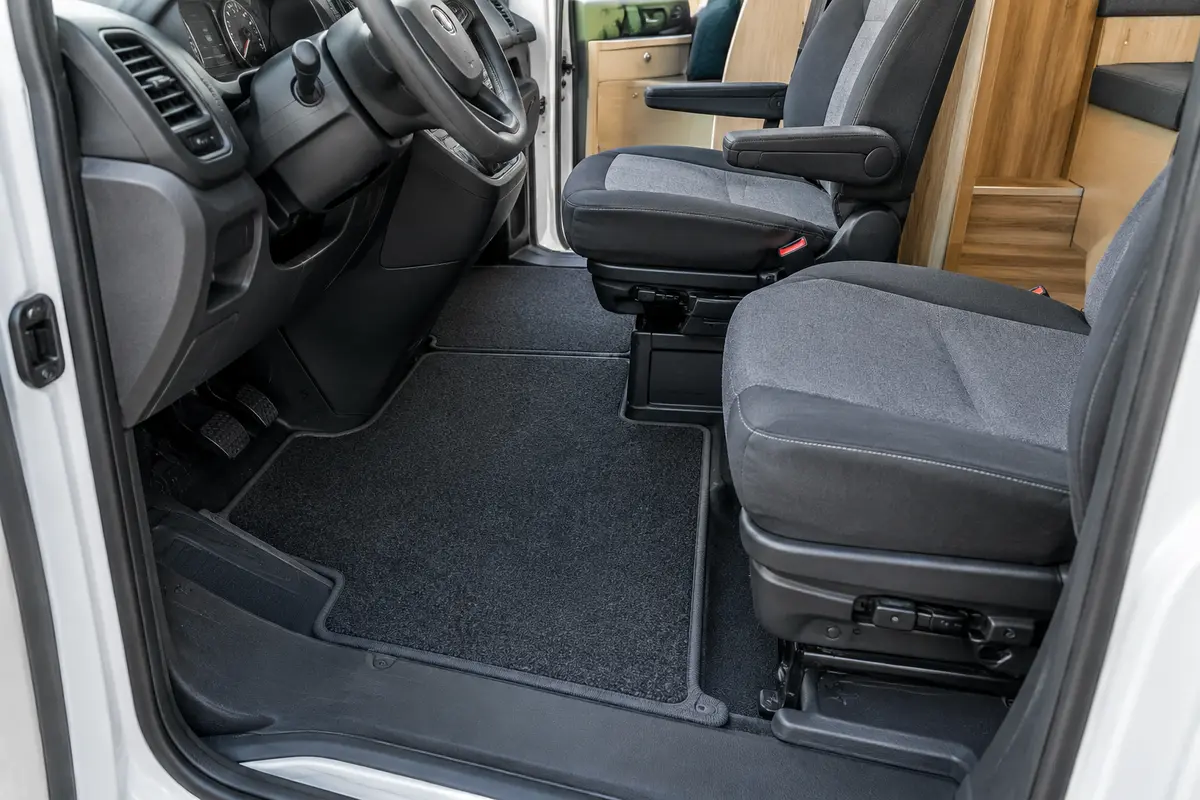 Tapis ajustés dans l’espace de conduite d’un camping-car