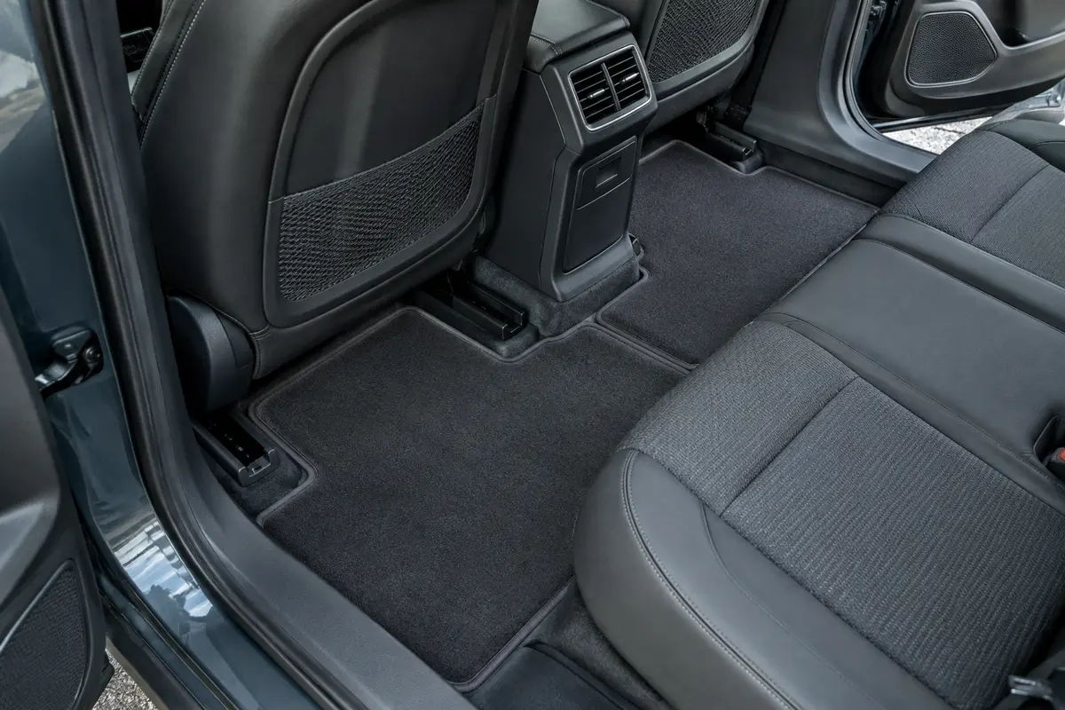 Tapis de sol ajustés dans l’habitacle spacieux d’un SUV