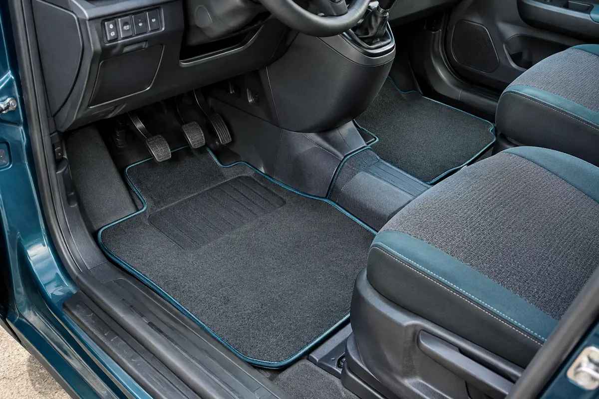 Tapis ajustés au plancher de la cabine d’un utilitaire