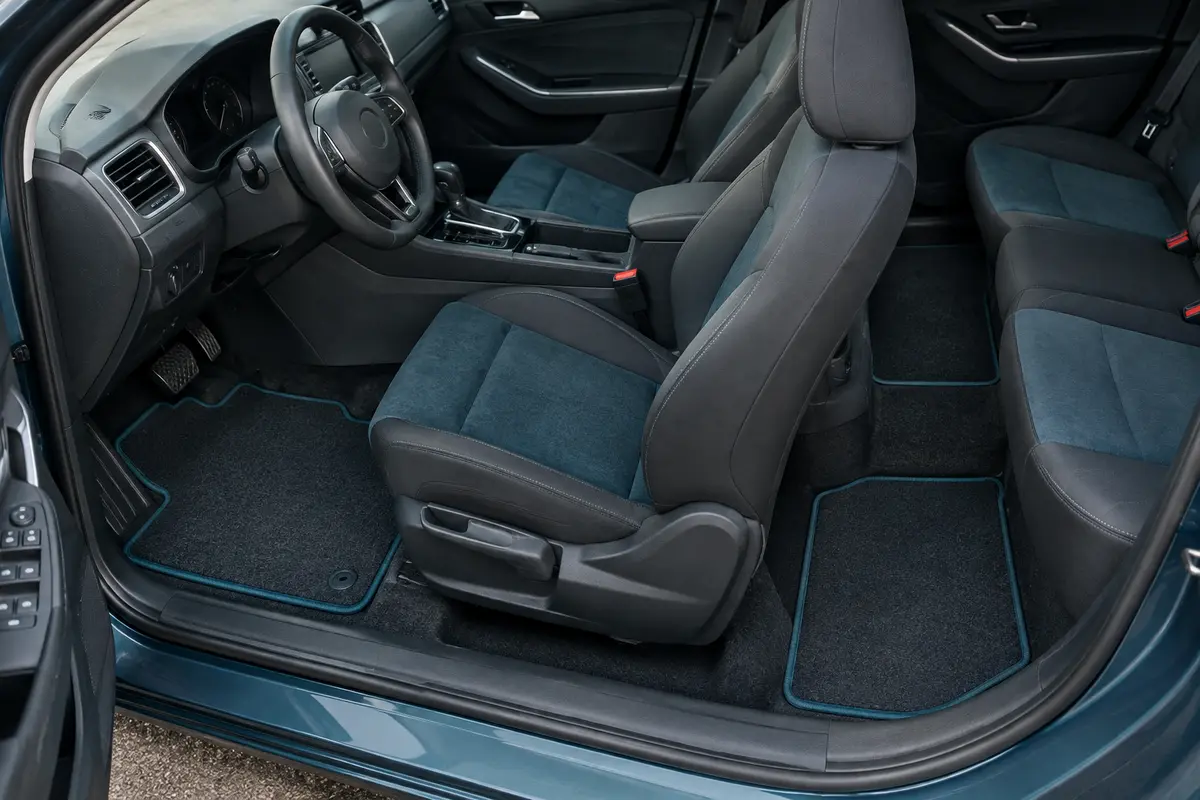 Jeu de tapis sur mesure posé dans l’habitacle d’une voiture
