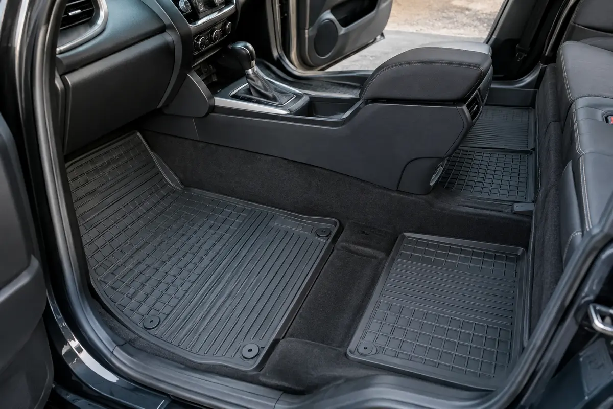 Jeu complet de tapis universels posé dans un habitacle automobile