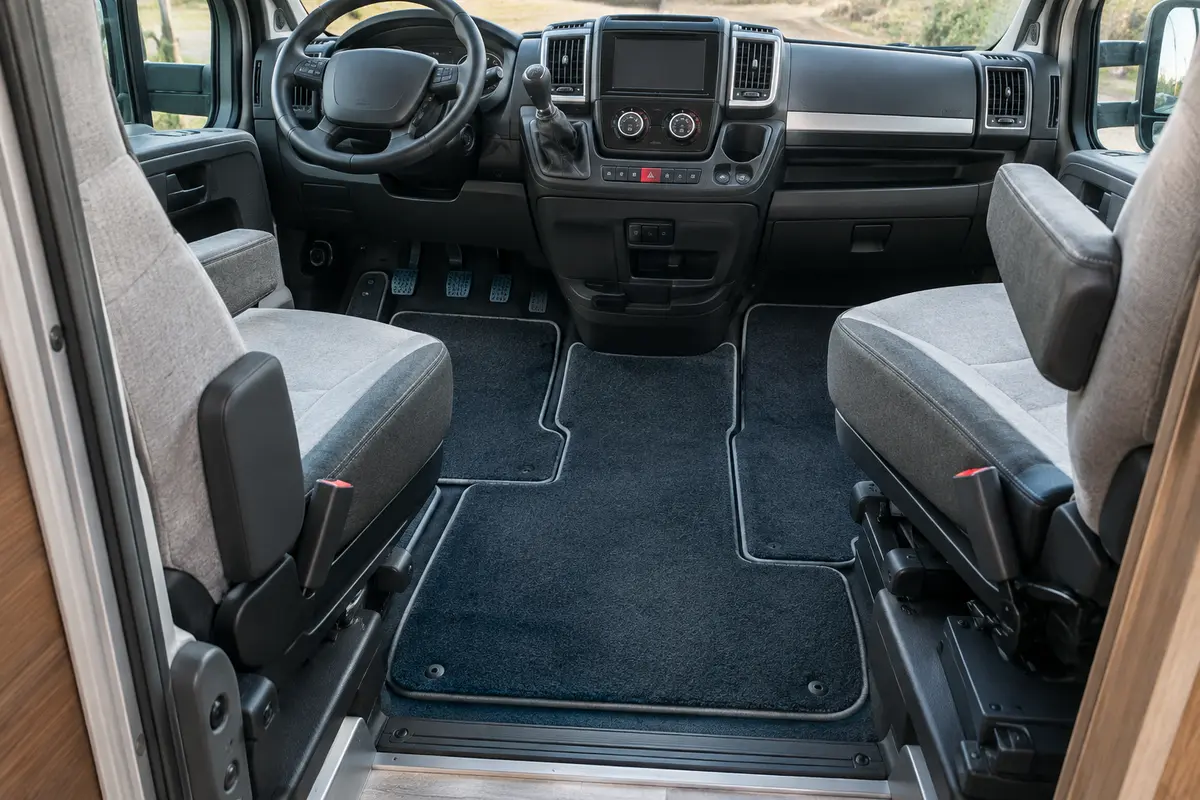 Cabine de camping-car avec tapis ajustés au plancher et pédales entièrement dégagées