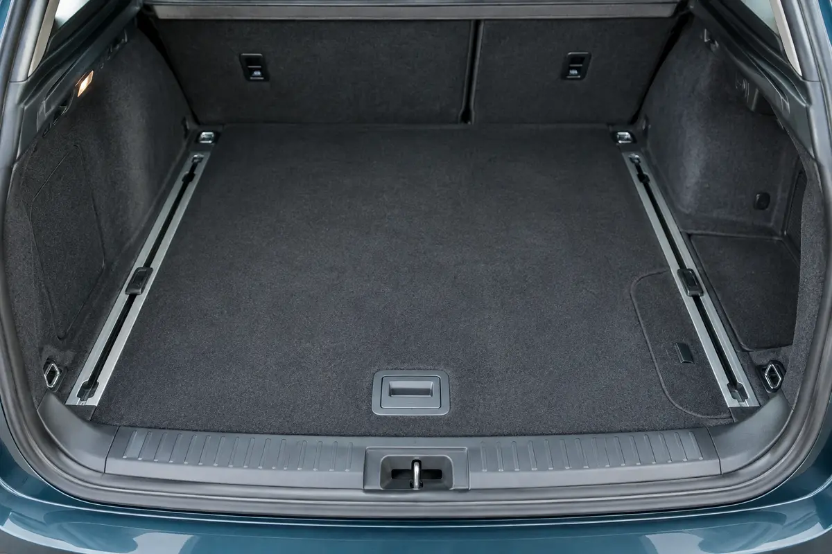 Tapis de coffre posé à plat, avec trappe, rail et panneau d’accès à la roue de secours dégagés