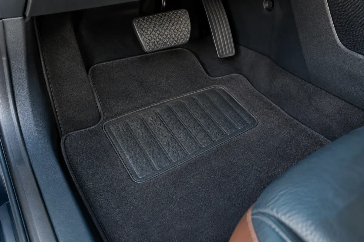 Tapis conducteur avec une talonnette de renfort placée sous la zone d’appui du talon