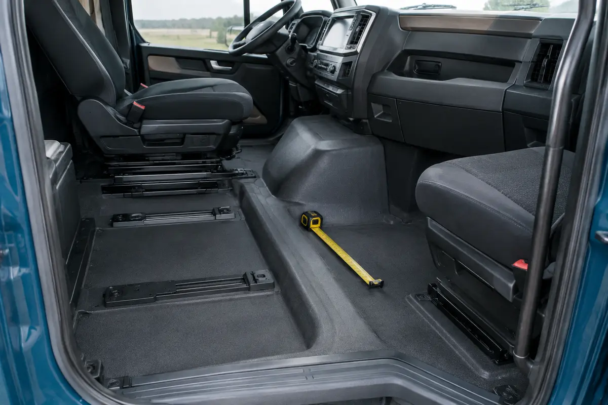 Plancher de cabine de camion avec tunnel moteur et mètre ruban pour relever les contours avant achat.