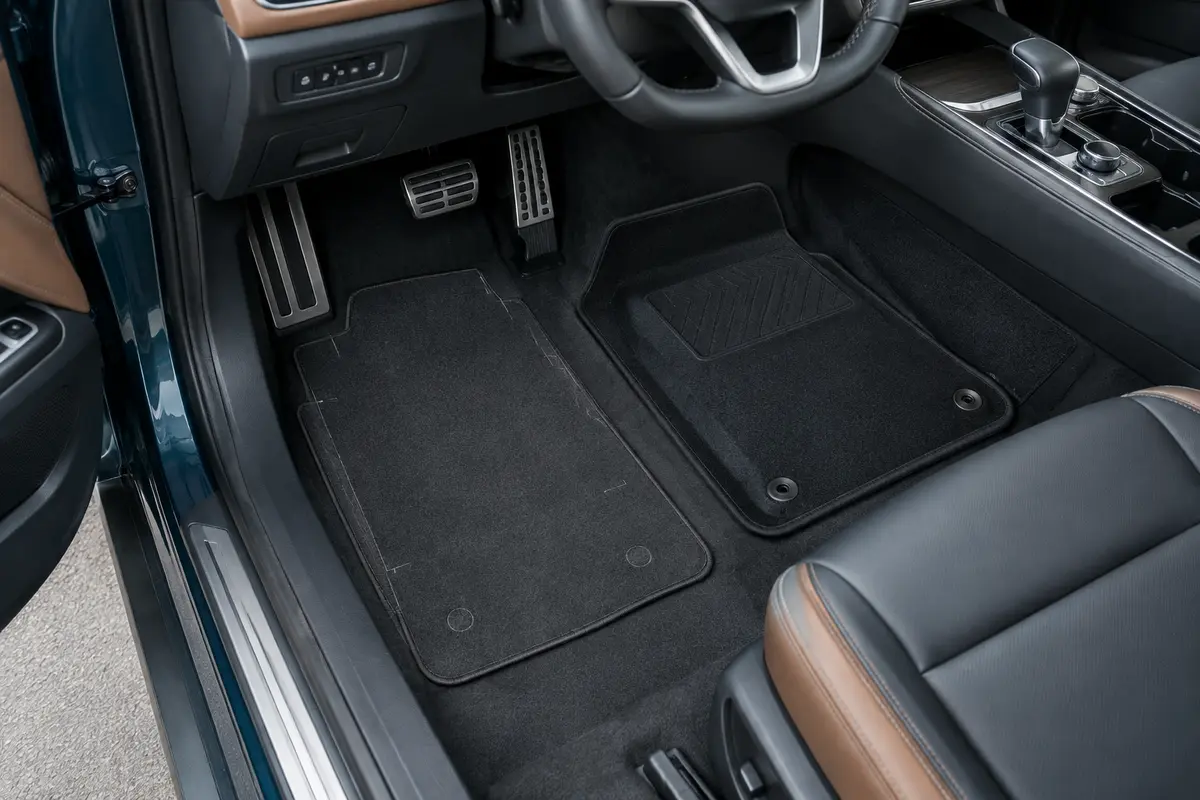 Deux tapis de voiture, universel et sur mesure, comparés dans un habitacle avec leurs contours et fixations visibles.