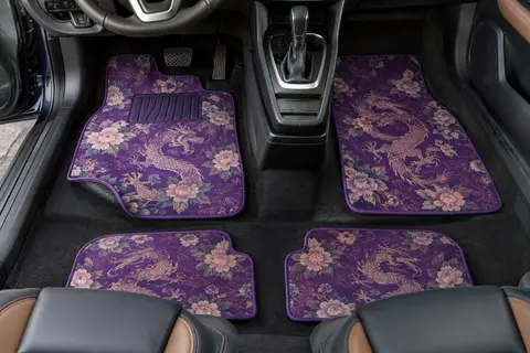 Jeu de quatre tapis de sol violets à motif floral et dragon posé dans un habitacle automobile propre