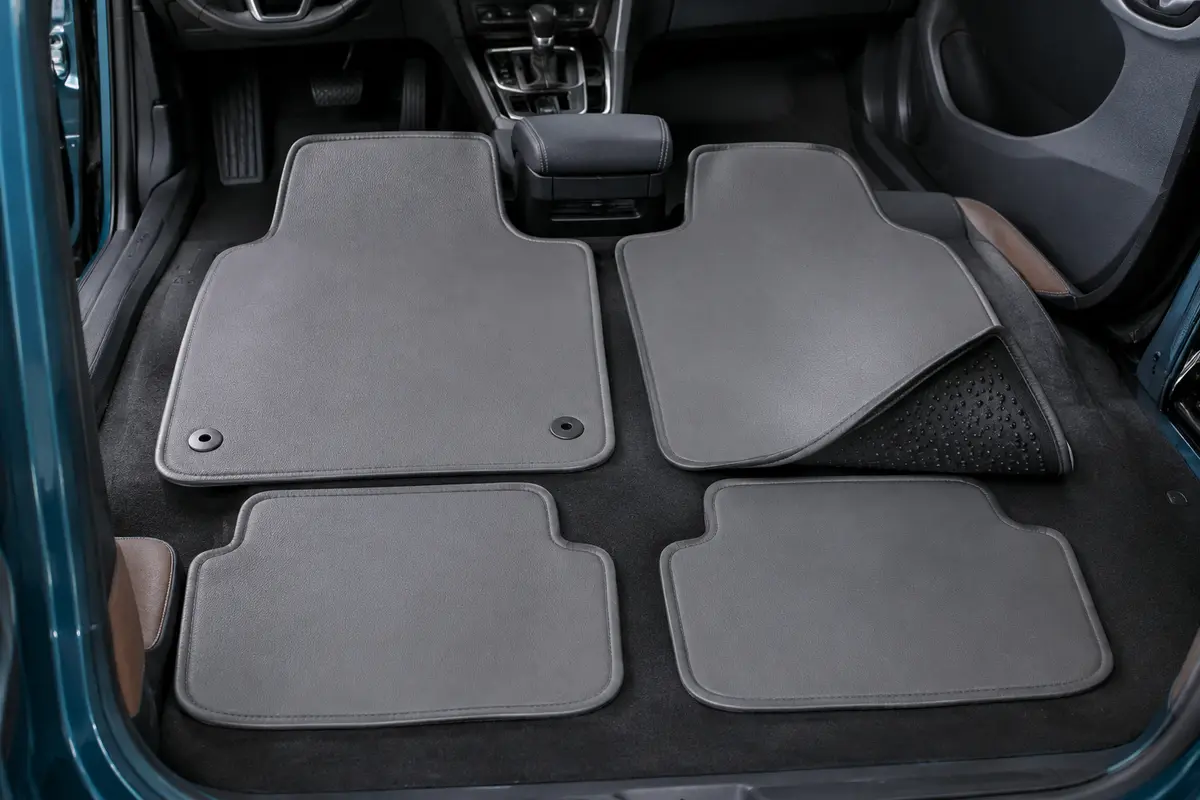 Jeu de quatre tapis automobiles gris, avec deux formats avant et deux tapis arrière à envers antidérapant.