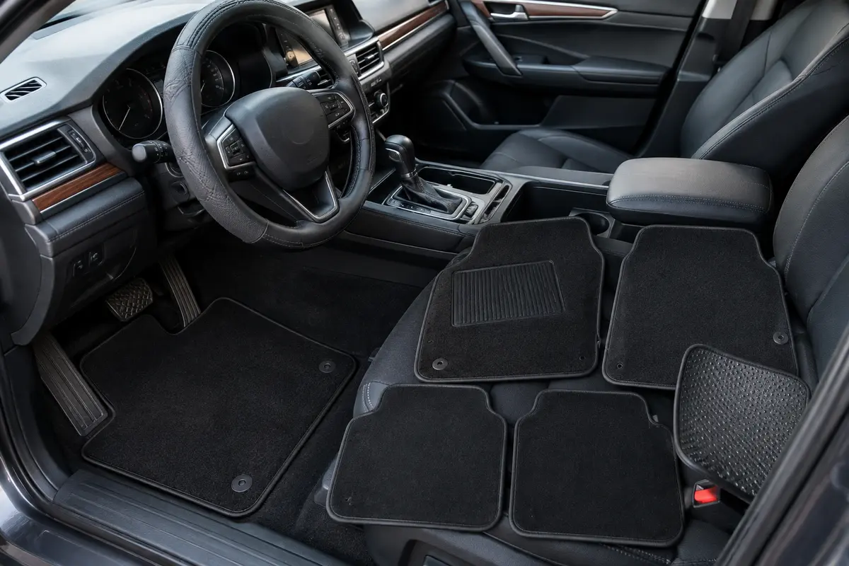 Tapis de sol noirs avant et arrière avec envers à picots et housse de volant en cuir microfibre