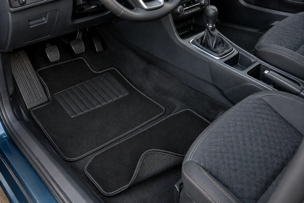 Jeu de quatre tapis noirs en moquette avec ganse blanche et talonnette renforcée côté conducteur