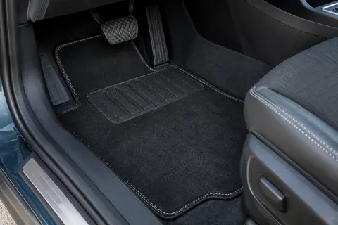 Jeu de tapis textiles noirs pour l’habitacle, avec bordure surpiquée et talonnette renforcée côté conducteur