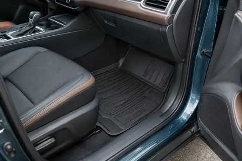Tapis noirs en caoutchouc sur mesure avec reliefs 3D installés dans l’habitacle d’un SUV