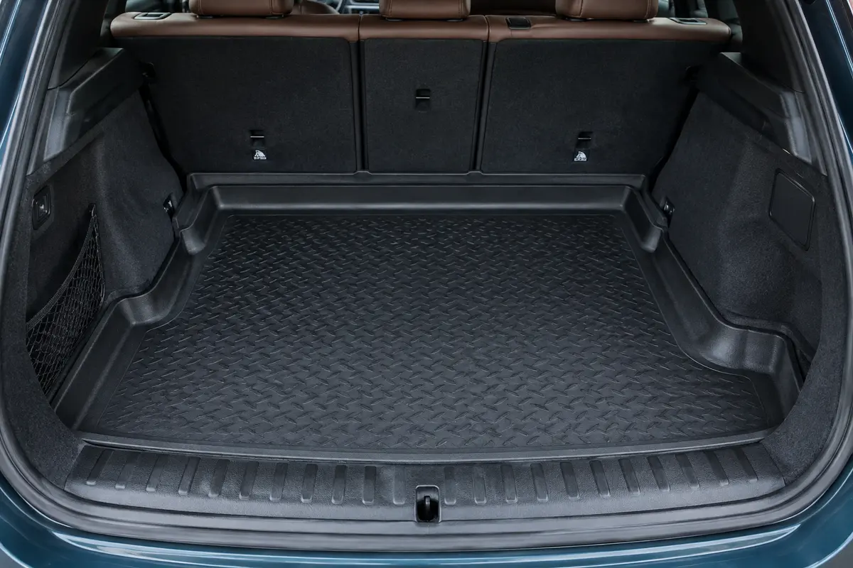 Bac de coffre noir en TPE avec rebord surélevé, installé dans le coffre d’un BMW X1 U11