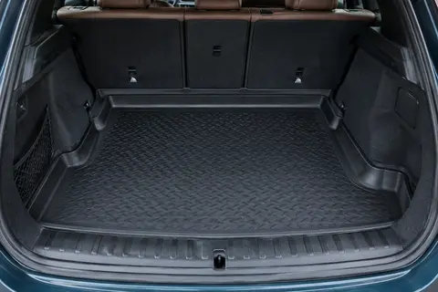 Bac de coffre noir en TPE avec rebord surélevé, installé dans le coffre d’un BMW X1 U11