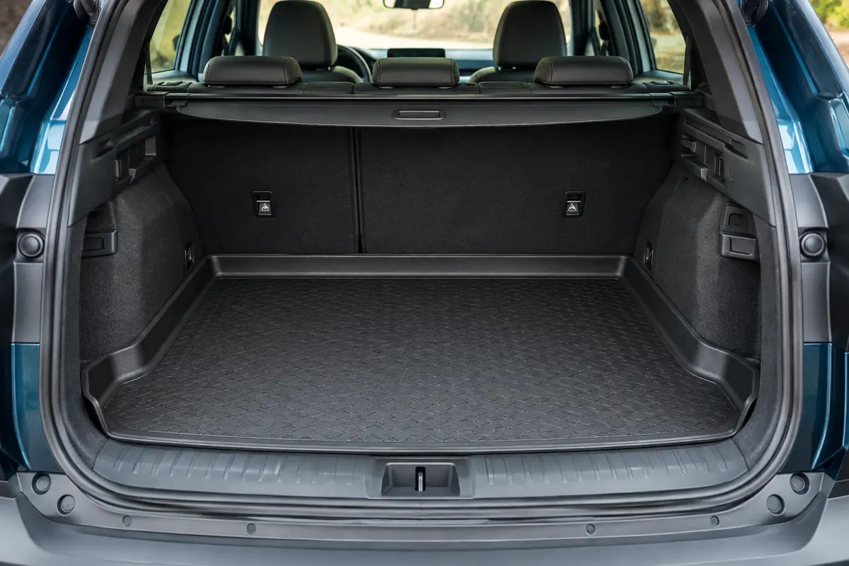 Bac de coffre Elmasline en TPE posé sur le plancher supérieur d’un Dacia Bigster, avec rebord surélevé