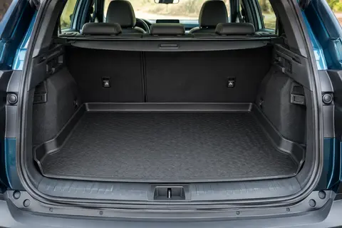 Bac de coffre Elmasline en TPE posé sur le plancher supérieur d’un Dacia Bigster, avec rebord surélevé
