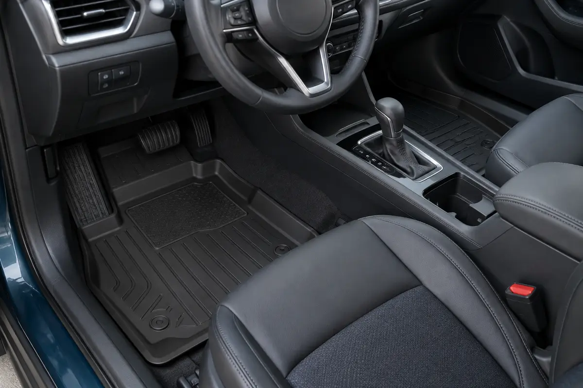 Tapis de sol noirs en TPE à rebords 3D hauts installés dans l’habitacle d’un SUV