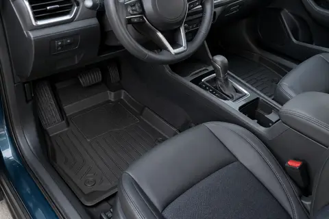 Tapis de sol noirs en TPE à rebords 3D hauts installés dans l’habitacle d’un SUV