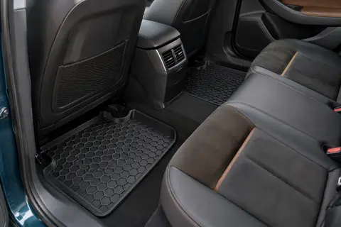 Jeu de quatre tapis de sol noirs en caoutchouc, au relief alvéolé et aux bords relevés