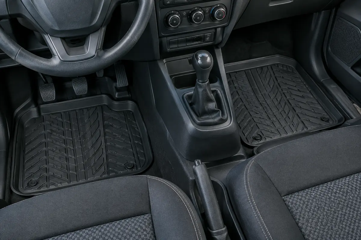 Jeu de trois tapis noirs en caoutchouc pour l’avant d’un utilitaire, avec relief et bords relevés.