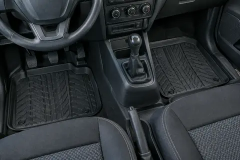 Jeu de trois tapis noirs en caoutchouc pour l’avant d’un utilitaire, avec relief et bords relevés.