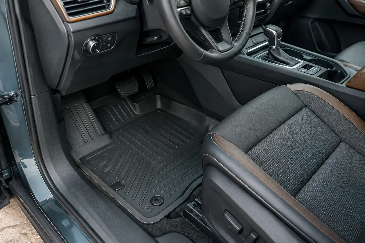 Tapis d’habitacle en TPE à bords hauts et relief antidérapant installés dans un SUV propre.