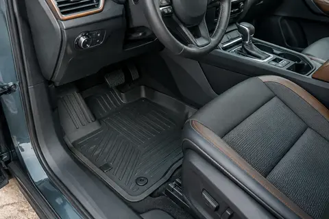 Tapis d’habitacle en TPE à bords hauts et relief antidérapant installés dans un SUV propre.