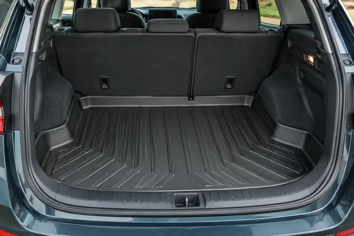Tapis de coffre noir en TPE avec canaux et bords relevés installé dans un espace de chargement automobile