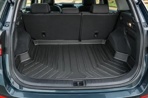 Tapis de coffre noir en TPE avec canaux et bords relevés installé dans un espace de chargement automobile