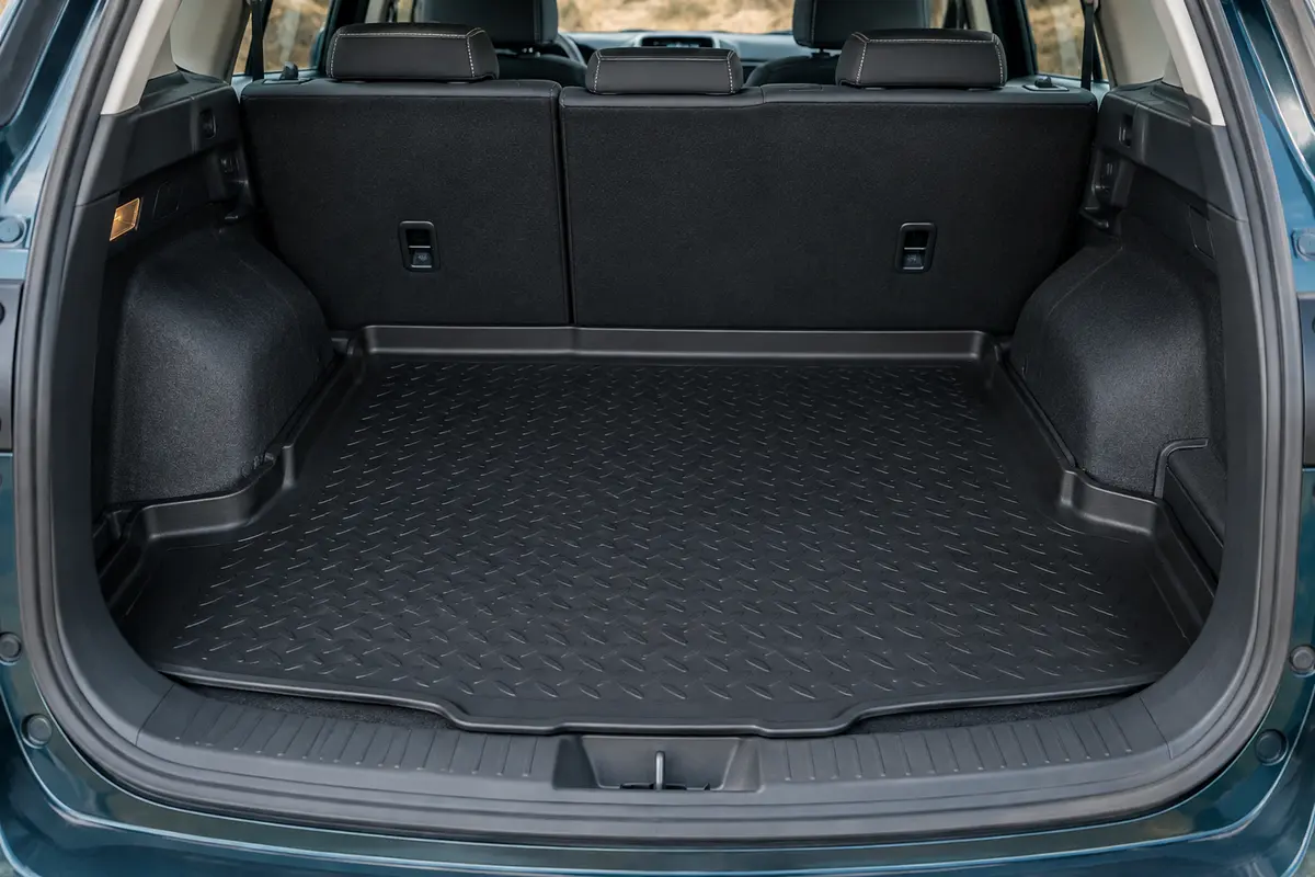 Tapis de coffre noir à rebord relevé installé dans l’espace de chargement d’un Fiat 500X.