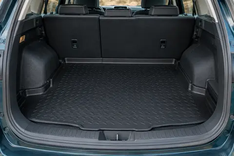 Tapis de coffre noir à rebord relevé installé dans l’espace de chargement d’un Fiat 500X.
