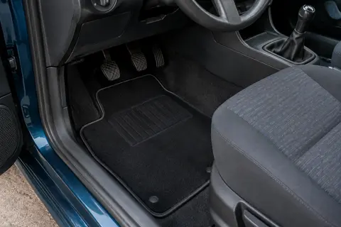 Tapis de sol noirs en velours ajustés à l’habitacle d’une Volkswagen Polo, avec renfort conducteur.