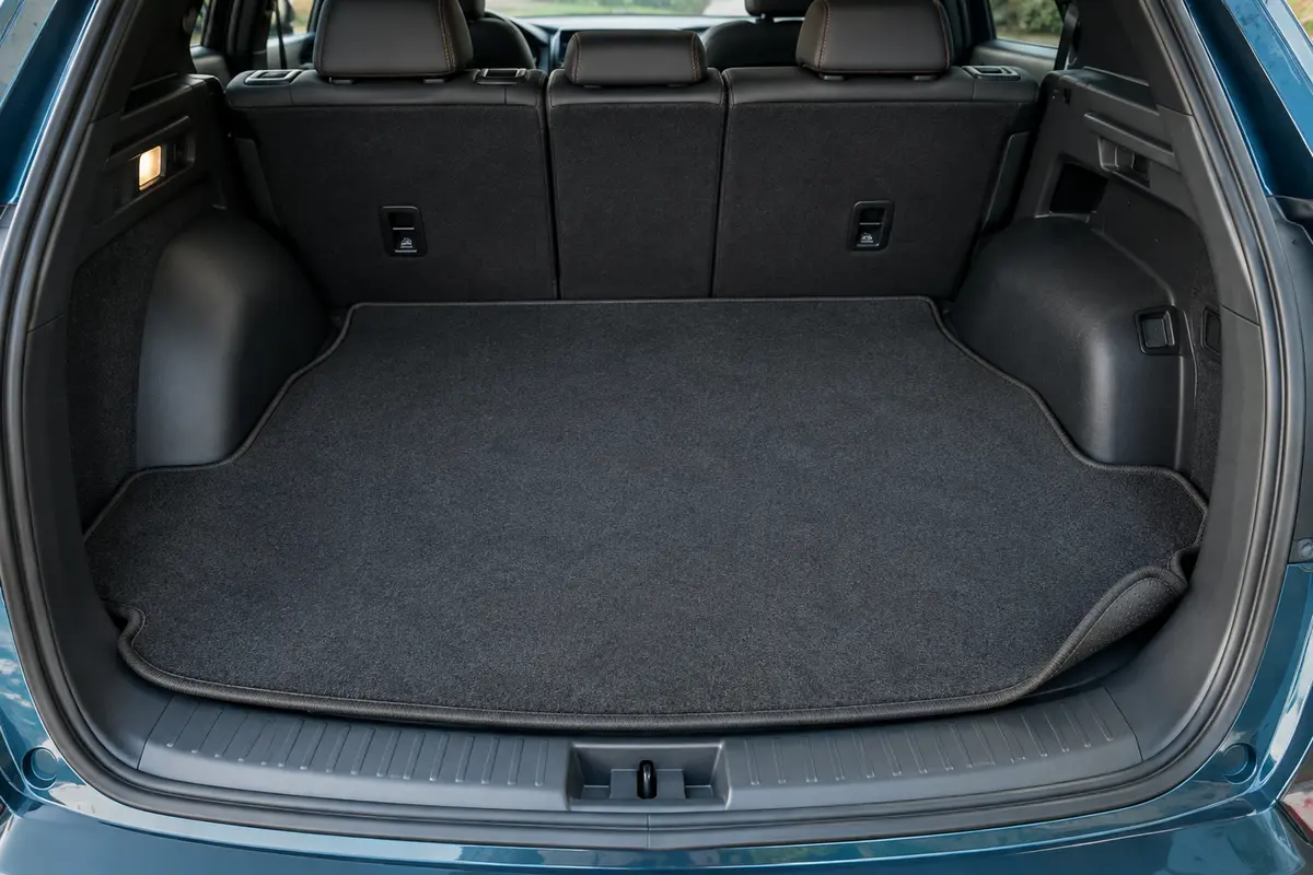 Tapis de coffre Kovvar en feutre aiguilleté, posé dans un BMW iX1 avec plancher haut