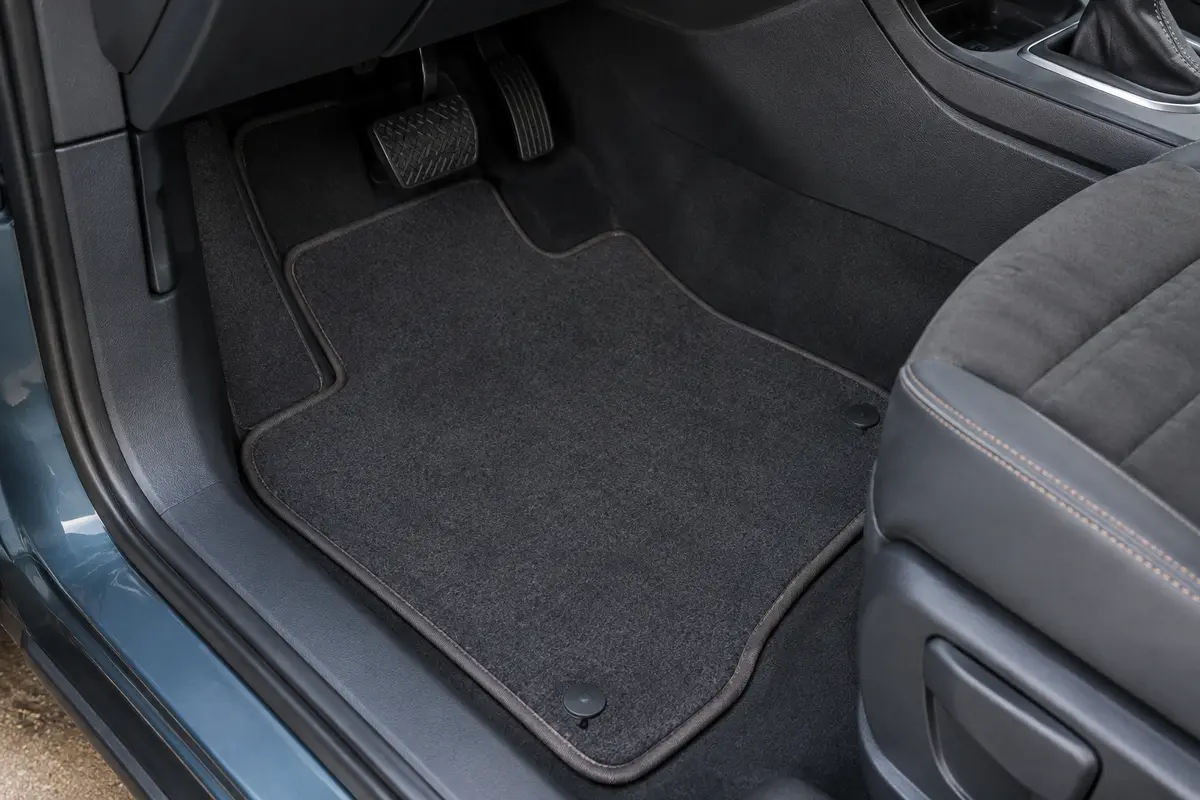 Quatre tapis sur mesure en feutre aiguilleté installés dans l’habitacle d’un Volkswagen T-Cross