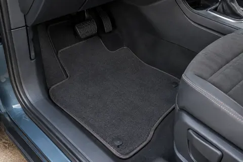 Quatre tapis sur mesure en feutre aiguilleté installés dans l’habitacle d’un Volkswagen T-Cross