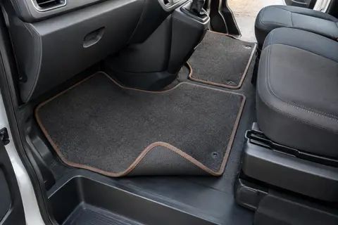 Deux tapis en feutre aiguilleté aux contours sur mesure installés dans l’habitacle d’un fourgon