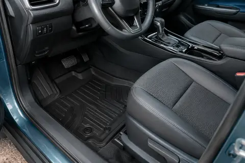 Jeu de tapis noirs en TPE à rebords hauts installé dans l’habitacle d’un Toyota C-HR