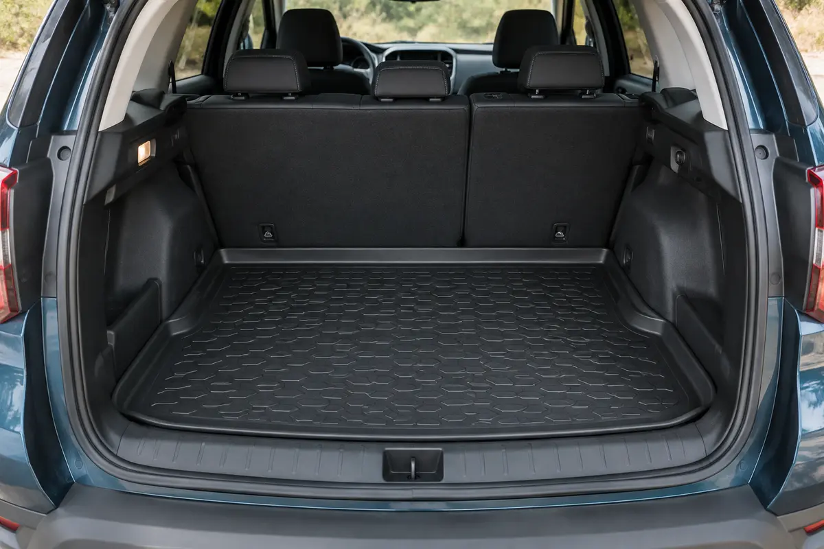 Tapis de coffre noir en TPE moulé et ajusté à la zone de chargement d’un Dacia Duster II.