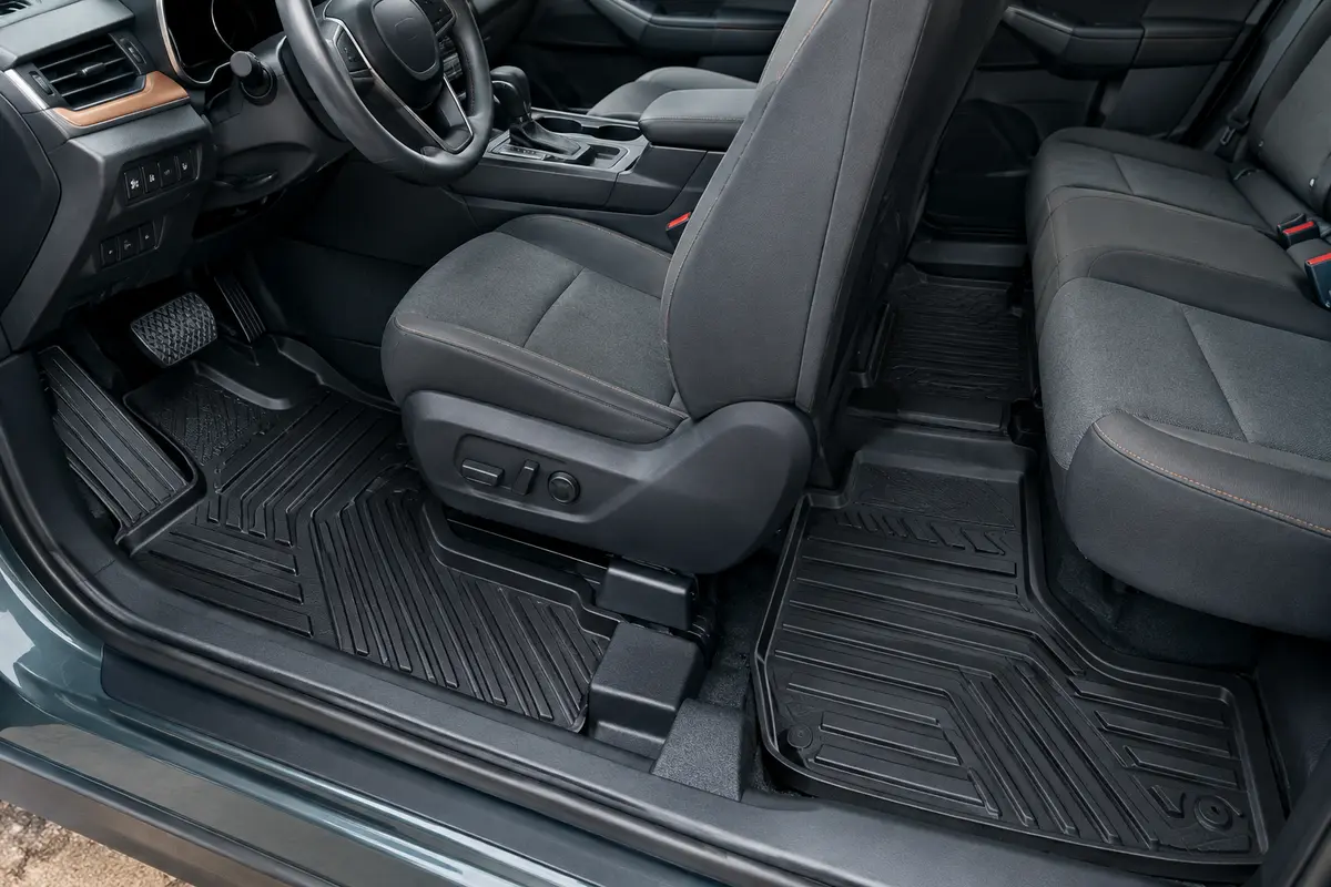 Tapis de sol noirs en TPE à bords hauts installés dans l’habitacle d’un SUV
