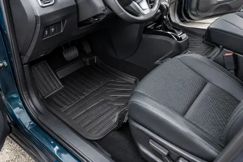 Jeu de tapis noirs en TPE avec reliefs 3D installé dans l’habitacle d’un Nissan X-Trail T32