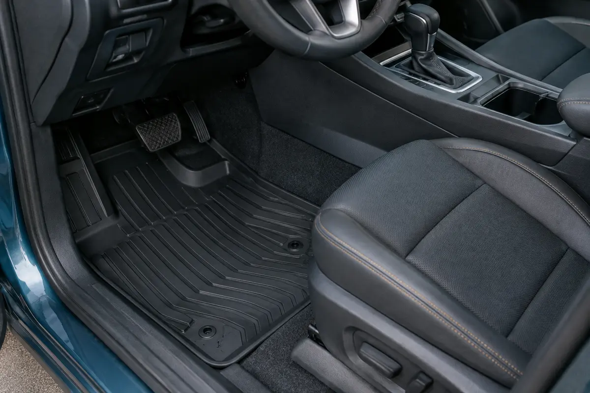 Tapis de sol noirs en TPE avec rebords 3D installés dans l’habitacle propre d’un SUV