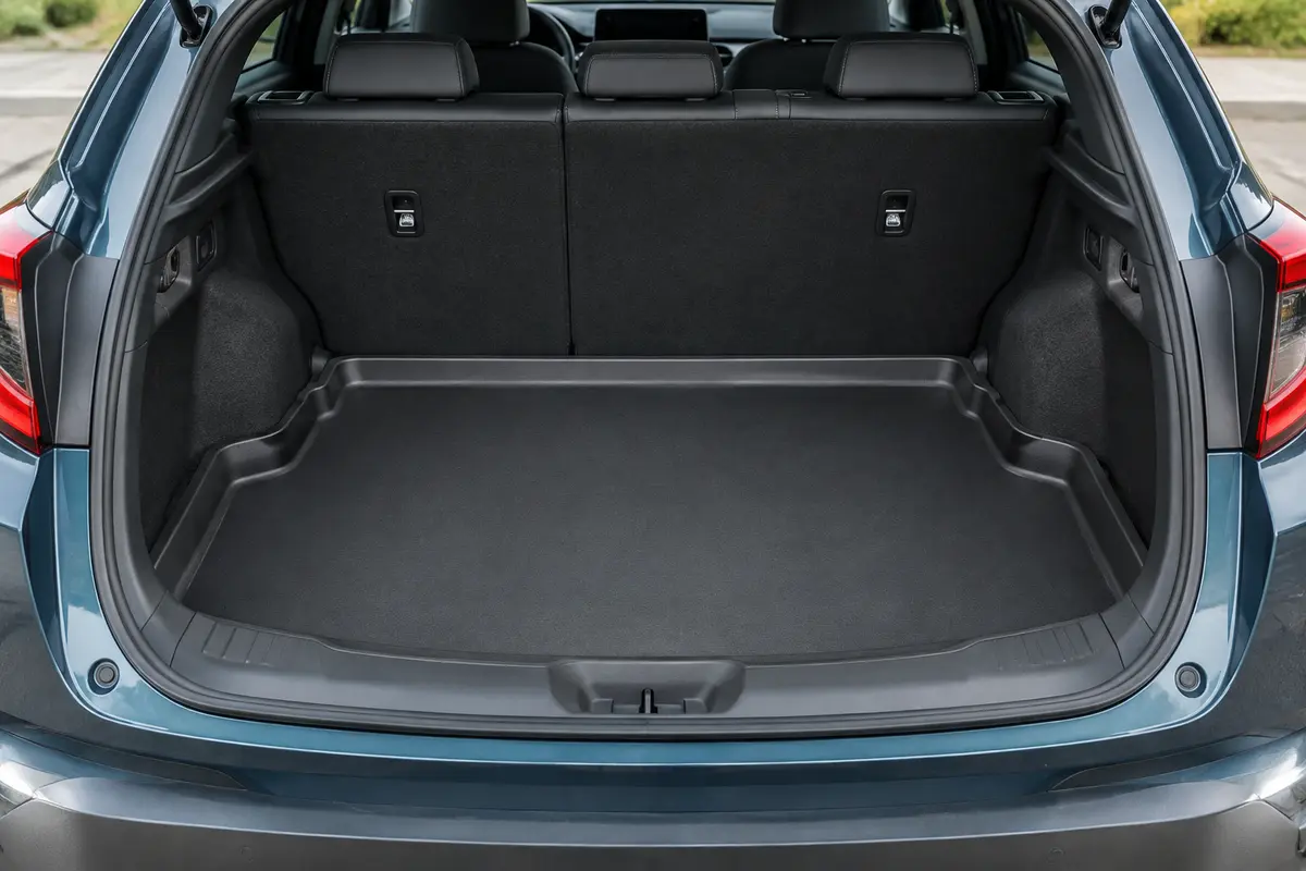 Tapis de coffre Mossa noir à rebord haut, ajusté dans le coffre d’un Toyota C-HR SUV.