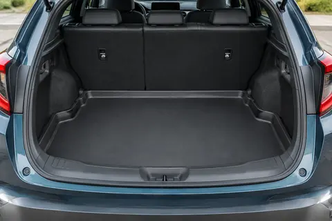 Tapis de coffre Mossa noir à rebord haut, ajusté dans le coffre d’un Toyota C-HR SUV.