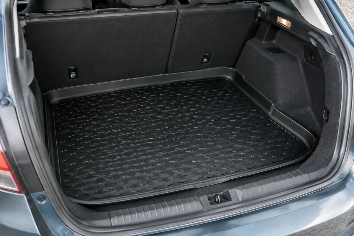 Tapis de coffre noir en TPE avec bord rehaussé posé dans le coffre d’une voiture à hayon