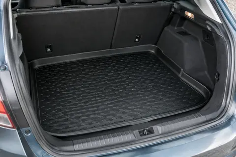 Tapis de coffre noir en TPE avec bord rehaussé posé dans le coffre d’une voiture à hayon