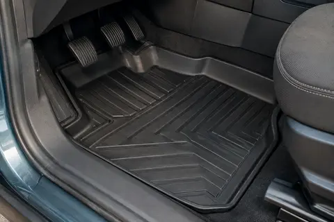 Tapis de sol noir en TPE moulé en relief 3D et à rebords hauts dans un habitacle d’utilitaire.